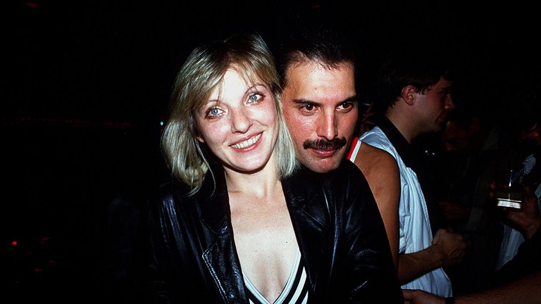 Freddie Mercury y el secreto final que convirtió a su única novia en el amor de su vida