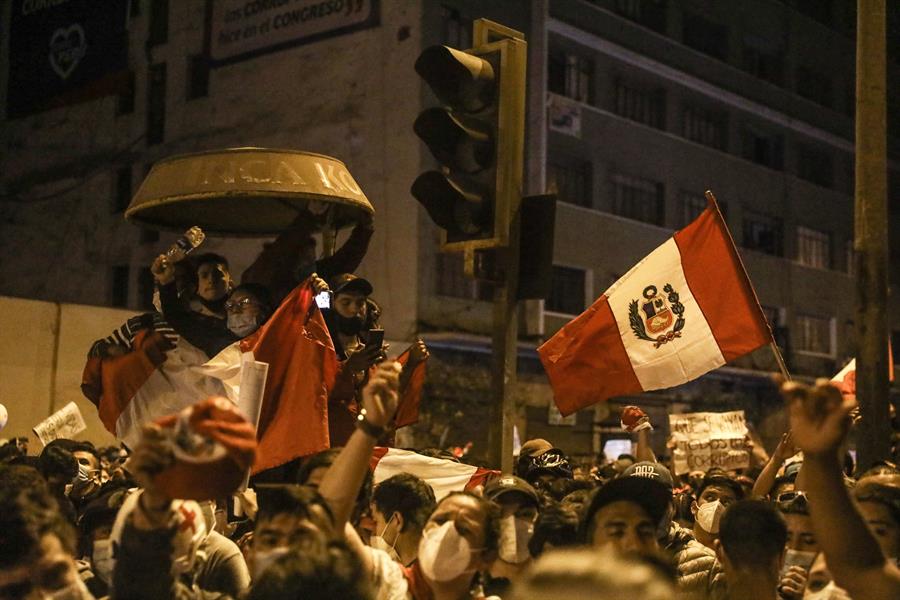Un sondeo revela que al menos el 94 % de peruanos rechazó nombramiento del expresidente Manuel Merino