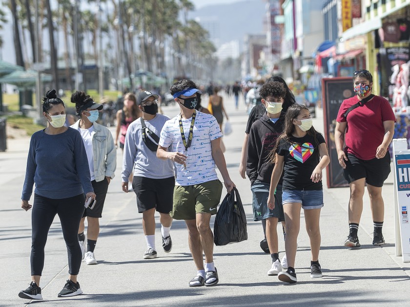 California impuso toque de queda por pico de casos de Covid-19