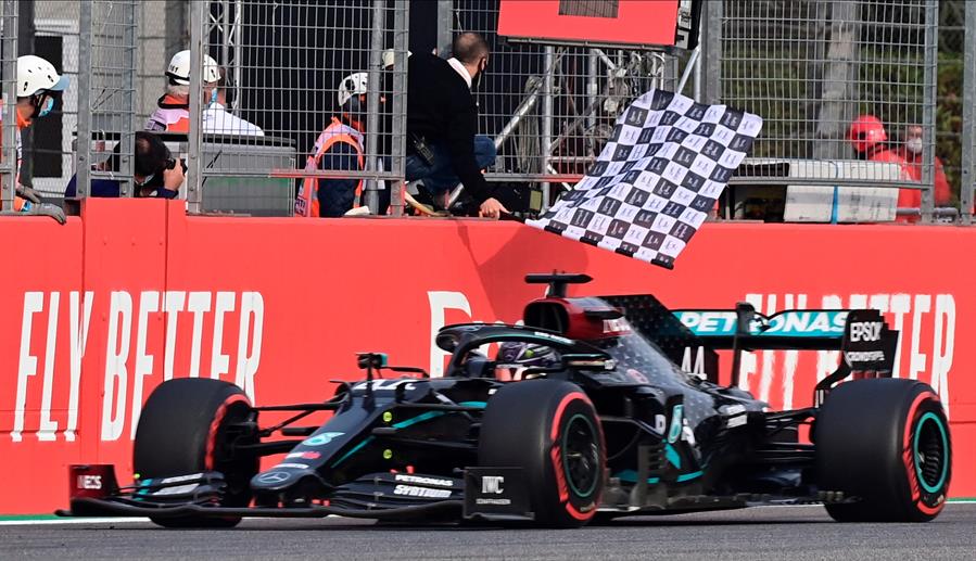 Hamilton se impone en Imola y Mercedes gana el título de constructores por séptima vez consecutiva