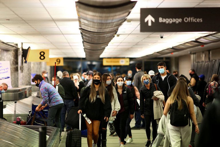 EEUU mantendrá las restricciones de viaje tras aumento de contagios provocados por la variante delta