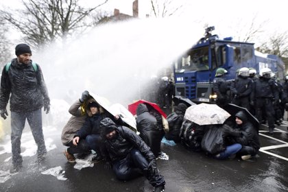 Policía en Berlín dispersa con cañones de agua una manifestación “antimascarillas”