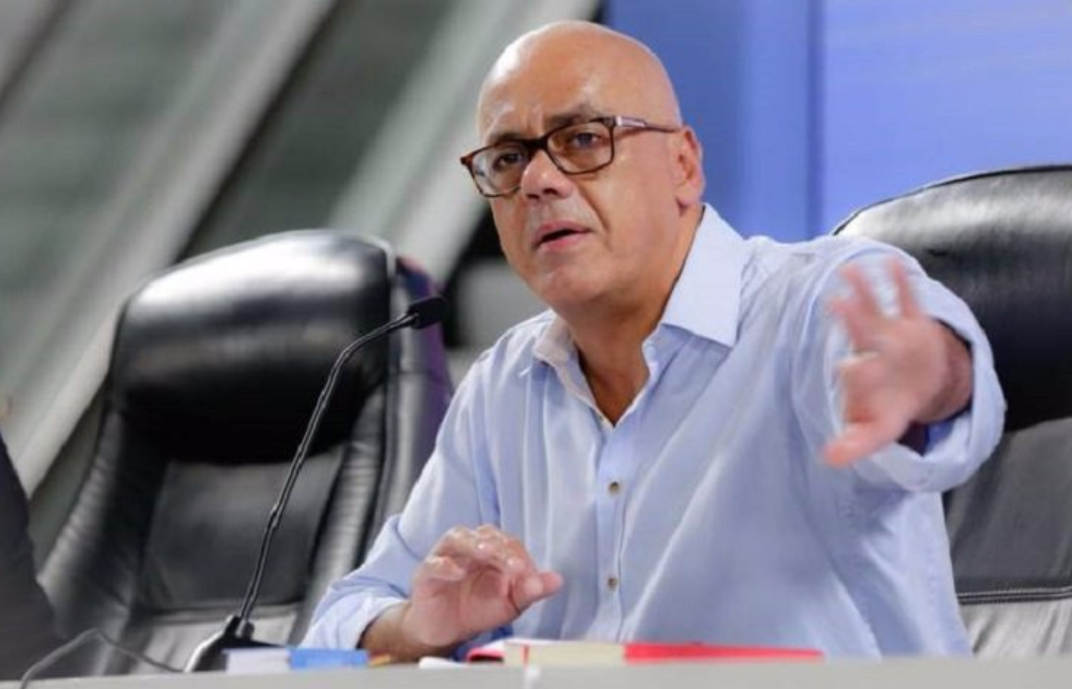 Jorge Rodríguez anuncia que en su nueva novela presentará pruebas de una supuesta “trama de corrupción”