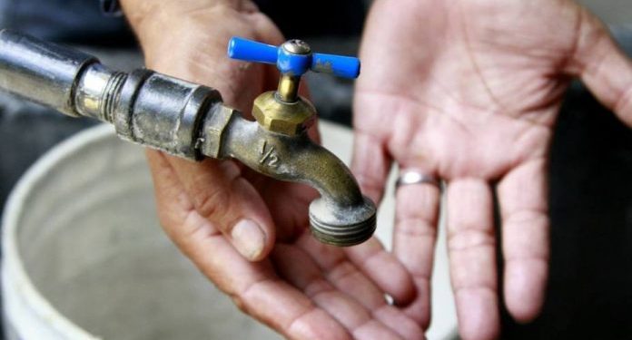 Zulianos denuncian que reciben “agua de tamarindo” por sus tuberías (Video)