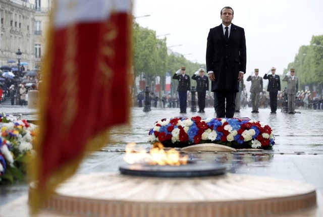 Presidente francés Macron visita la tumba de De Gaulle en el cincuenta aniversario de su muerte