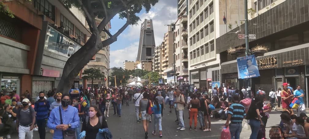 Los caraqueños flexibilizaron hasta el tapabocas: En Sabana Grande no cabe ni “un alma” este #19Dic