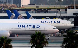 United Airlines alertó a sus pasajeros tras posible muerte por Covid-19 en un vuelo reciente
