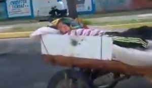 Con carretas improvisadas trasladan a los enfermos en Mérida por falta de gasolina (VIDEO)