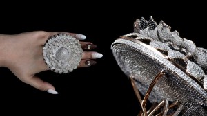 EN VIDEO: Así luce el anillo con más diamantes incrustados en el mundo