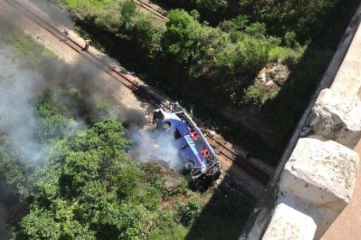 Al menos 14 muertos y 26 heridos tras caer autobús desde un elevado en Brasil