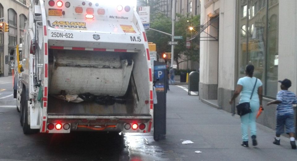 Chofer falleció al chocar con camión de basura en Nueva York