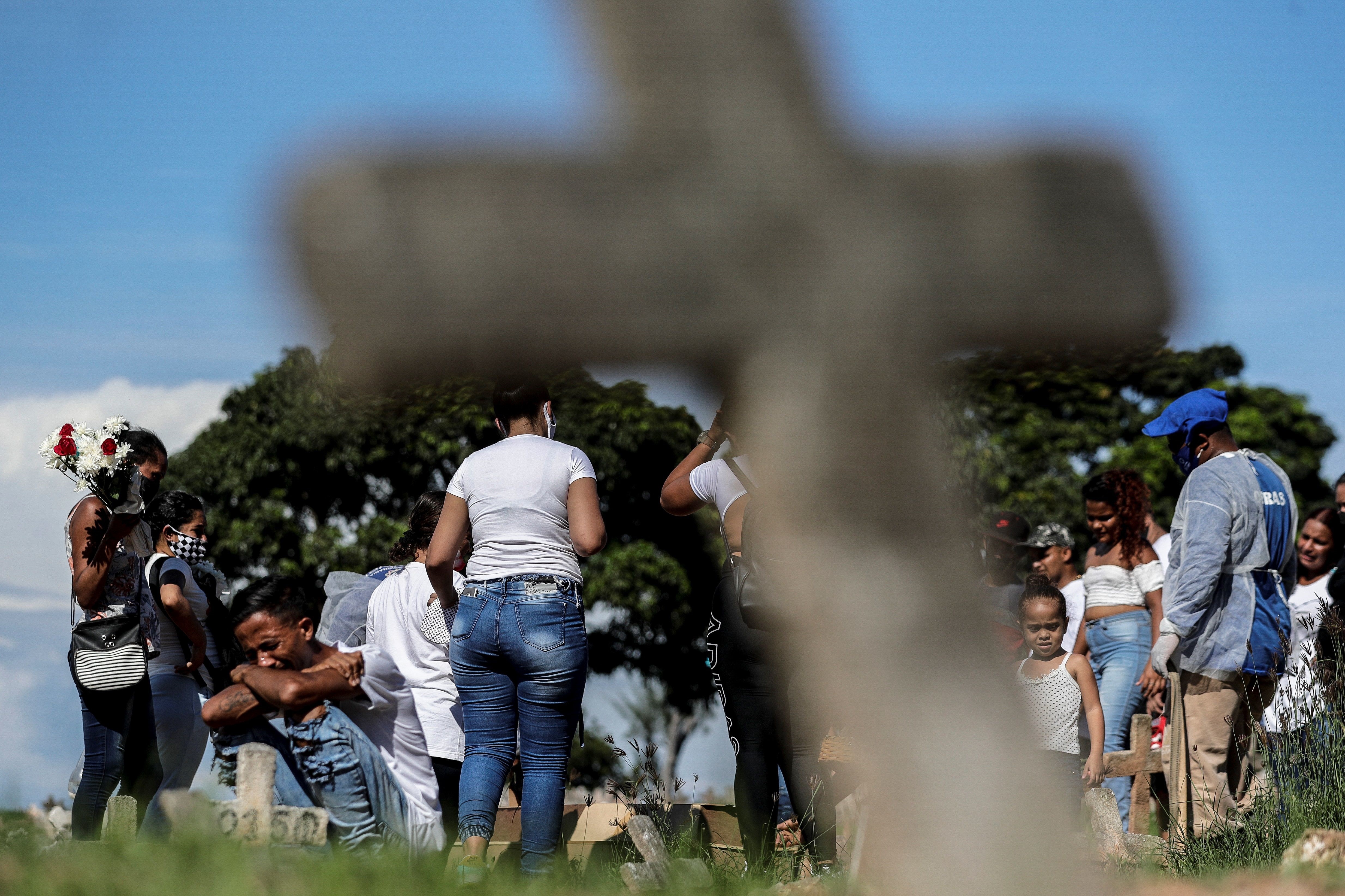 Un Brasil sin brújula roza los 300.000 muertos en la peor fase de la pandemia