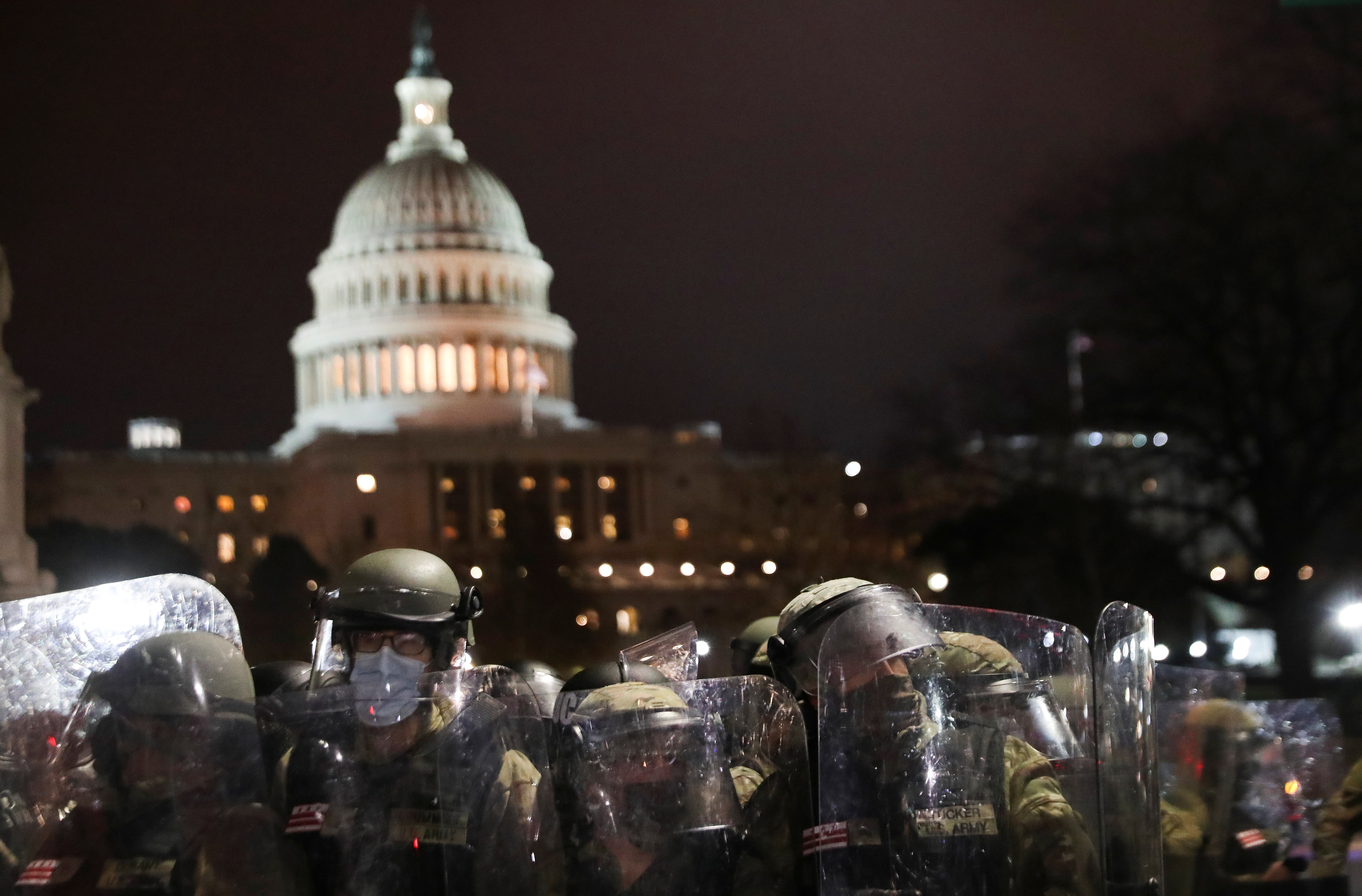 Fuerzas del orden escoltaron a los senadores de EEUU de vuelta al Capitolio (Video)