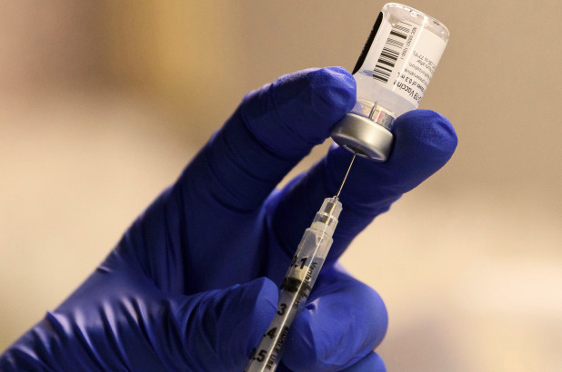 EEUU pidió vacunar a mayores de 65 años y no reservar la segunda dosis