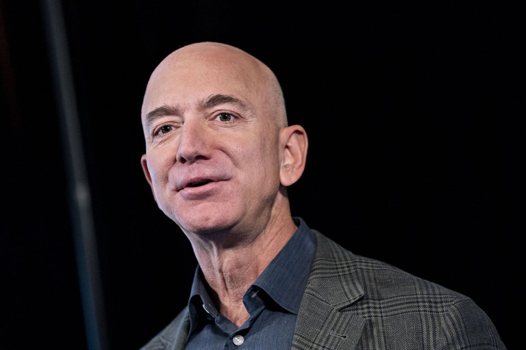 Empleada doméstica demanda a Jeff Bezos por no dejarla ir al baño