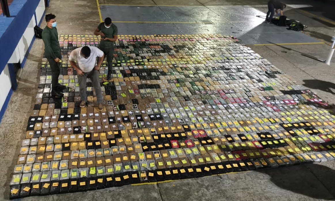 Incautan tonelada y media de cocaína en un buque en la bahía de Cartagena