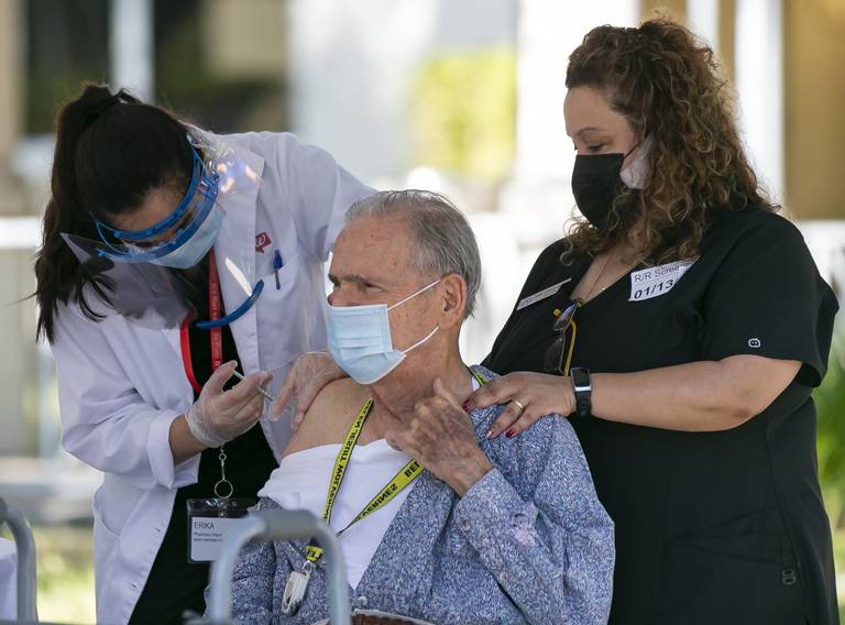 Centros de vacunación del Sur de Florida reabren para inocular contra el coronavirus