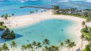 Cerraron playa de Hawái por celebraciones nudistas sin tapabocas