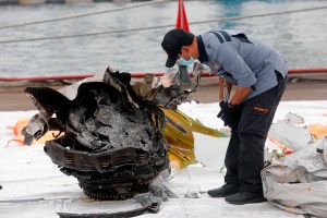 Encuentran en el fondo del mar las cajas negras del avión estrellado en Indonesia