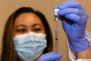 Pfizer-BioNTech anunció que pedirá autorización para tercera dosis de vacuna