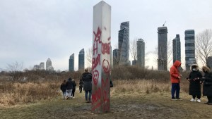 Monolito metálico en Toronto fue vandalizado en menos de 24 horas