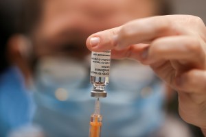 Francia utilizará la vacuna de AstraZeneca para personas de 65 años