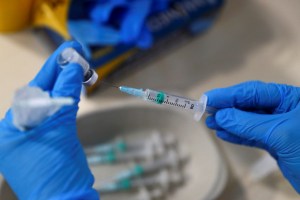 Pfizer busca probar una tercera dosis y una vacuna contra la cepa sudafricana