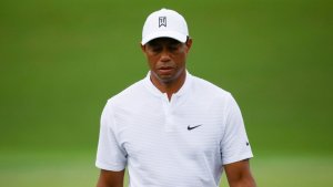 Tiger Woods cambia de hospital e inicia su recuperación “de buen humor”