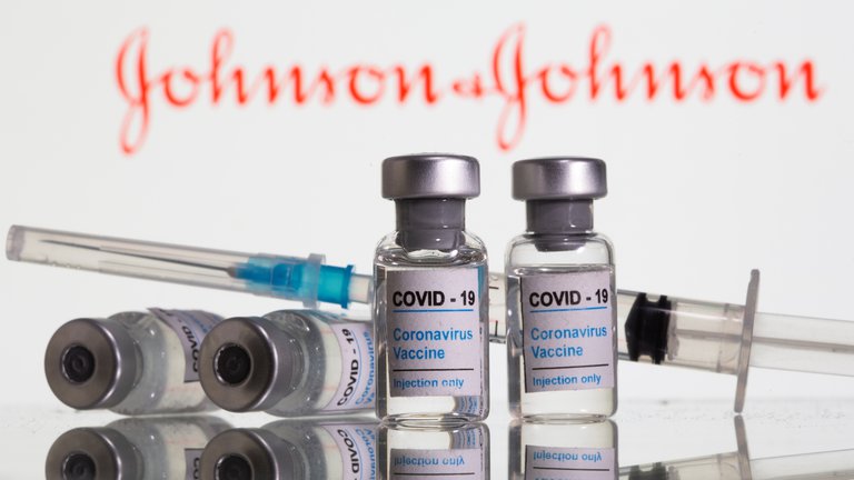 La FDA dice que no hay vínculo entre vacuna de Johnson & Johnson y trombos