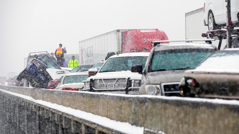 La trágica colisión que involucró 30 vehículos en un puente cubierto de hielo en Montana (Fotos)