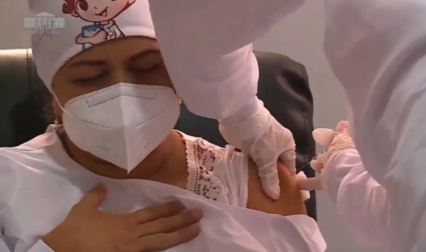 Un año después del primer caso en Colombia, se vacuna la primera persona contra el coronavirus (VIDEO)