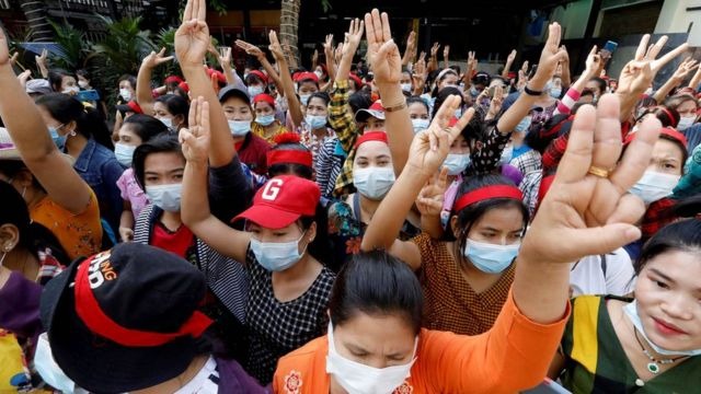 La junta militar en Birmania aumenta la represión mientras siguen las protestas