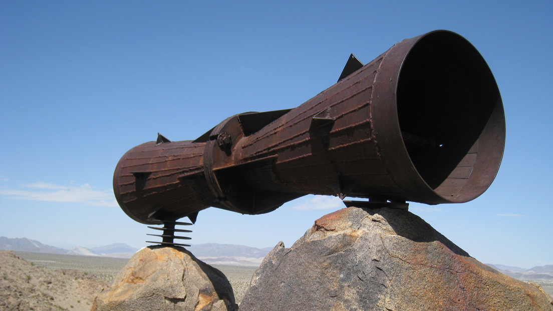 ¿Ovnis? Aparece en el medio del desierto de Mojave un gigantesco “megáfono” metálico (FOTO)
