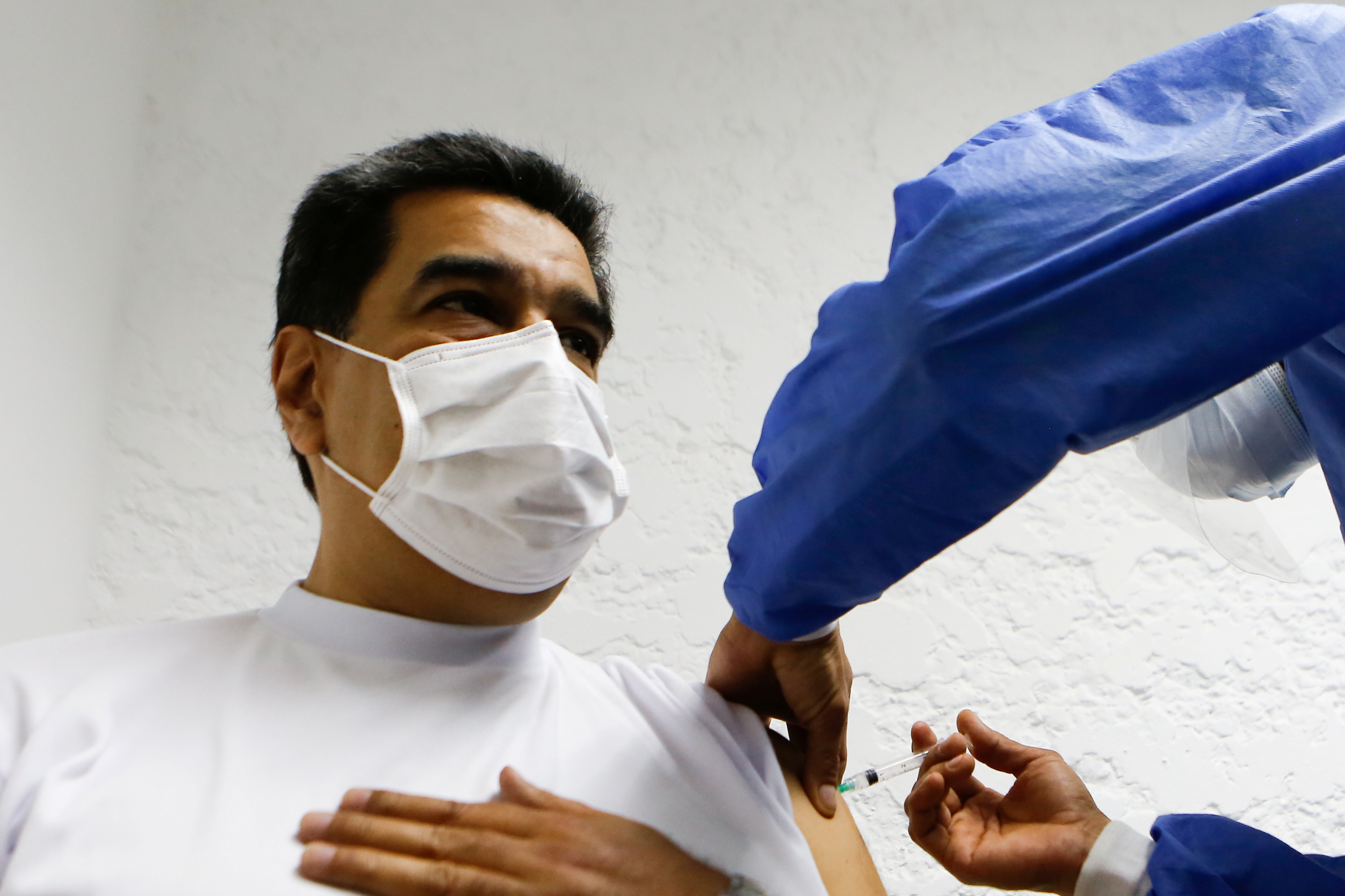 Venezuela totaliza solo 2,5% de las 10 millones de vacunas rusas prometidas por Maduro