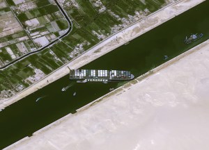 Fracasó el primer intento de reflotar buque encallado en Canal de Suez