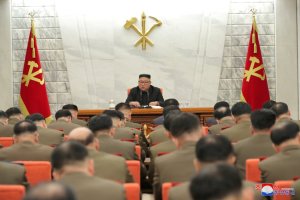 Kim Jong-un ordenó la producción de nuevos sistemas de armamento y amenazó a los militares