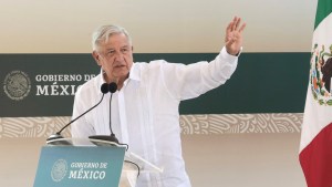 VIDEO del secretario de López Obrador depositando dinero irregular