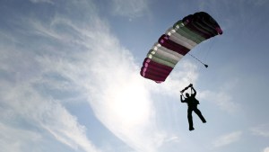 Murió luego que su paracaídas no abriera durante un salto desde el balcón de un hotel en Florida