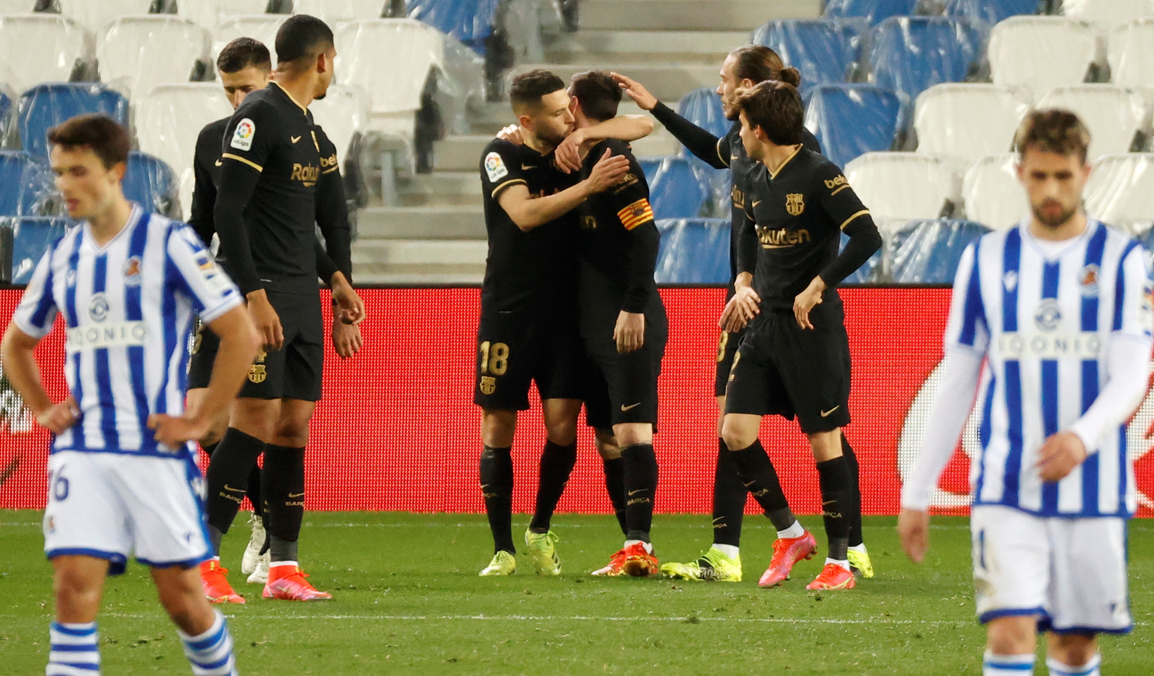 Barcelona aplastó a la Real Sociedad y no cede en su pelea por el título