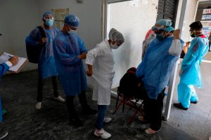 Los trabajadores de la salud exigieron levantar el veto impuesto por el régimen de Maduro a la vacuna de AstraZeneca contra el Covid-19