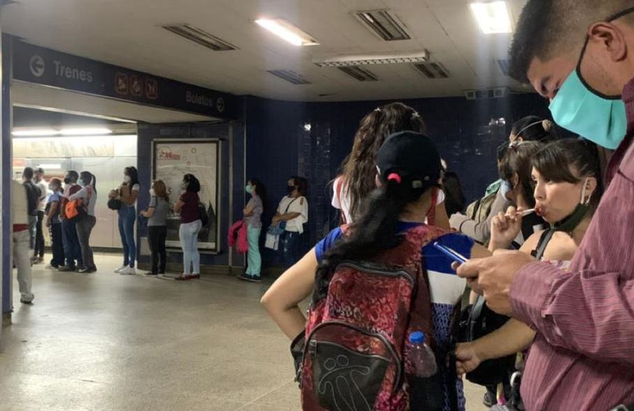 Largas colas en estaciones del Metro de Caracas para comprar la “tarjeta inteligente” (Fotos y Video)