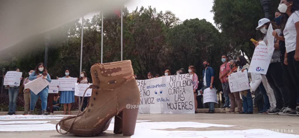 Merideños realizaron pancartazo en rechazo a los feminicidios #8Mar (FOTOS)