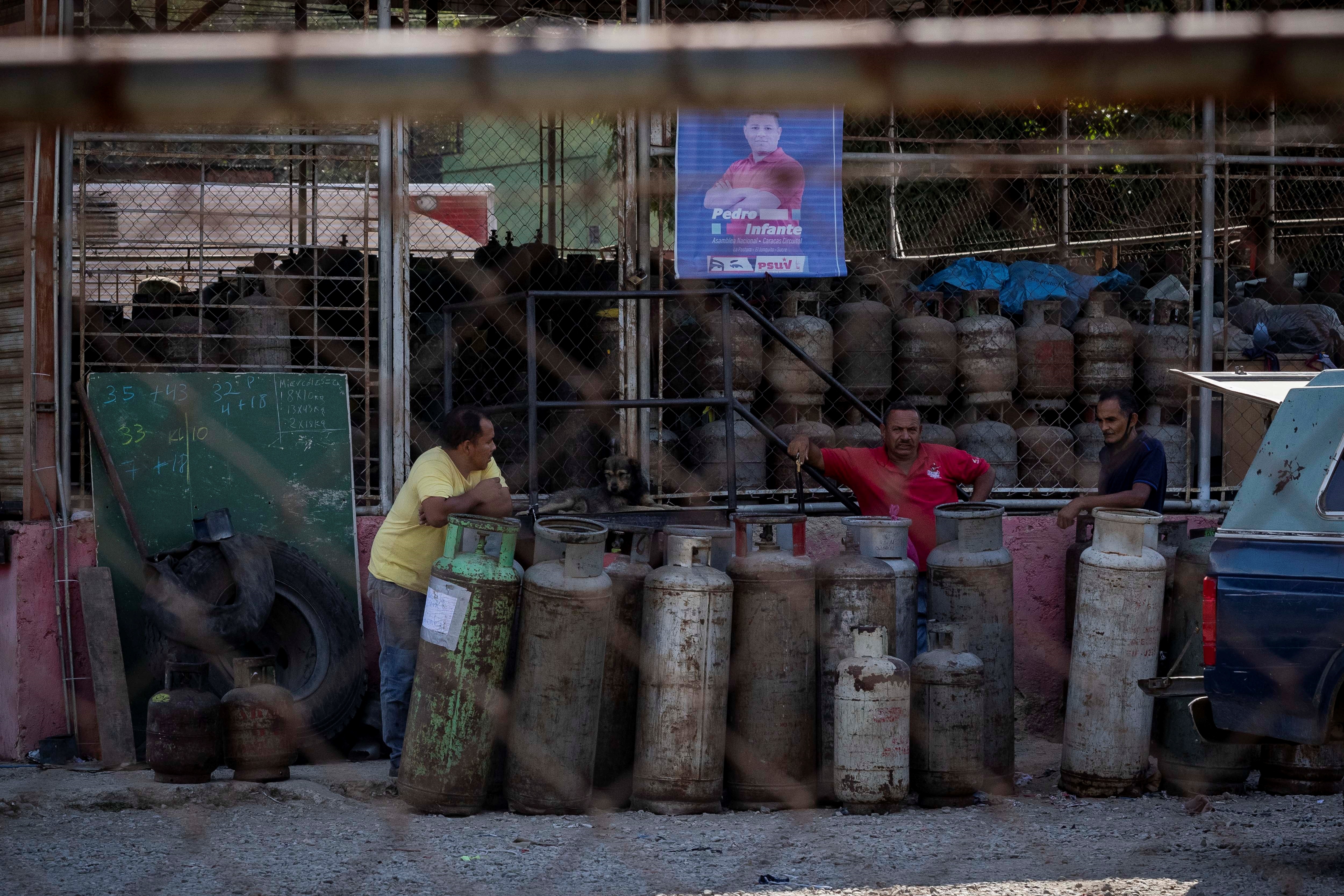 Escombros de Maduro: Venezolanos deben pagar hasta 30 dólares por una bombona de gas