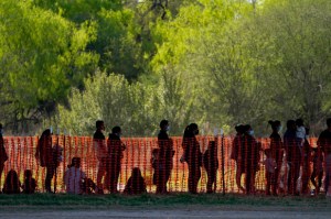 Agentes fronterizos liberan a migrantes solicitantes de asilo en Estados Unidos