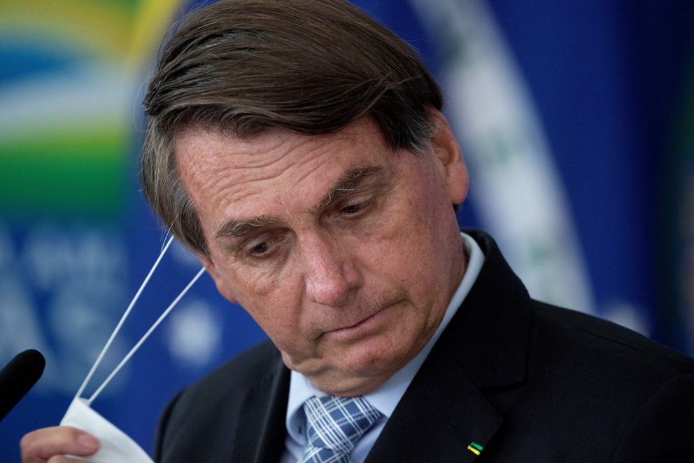 Bolsonaro alerta que puede actuar por decreto contra restricciones por Covid-19
