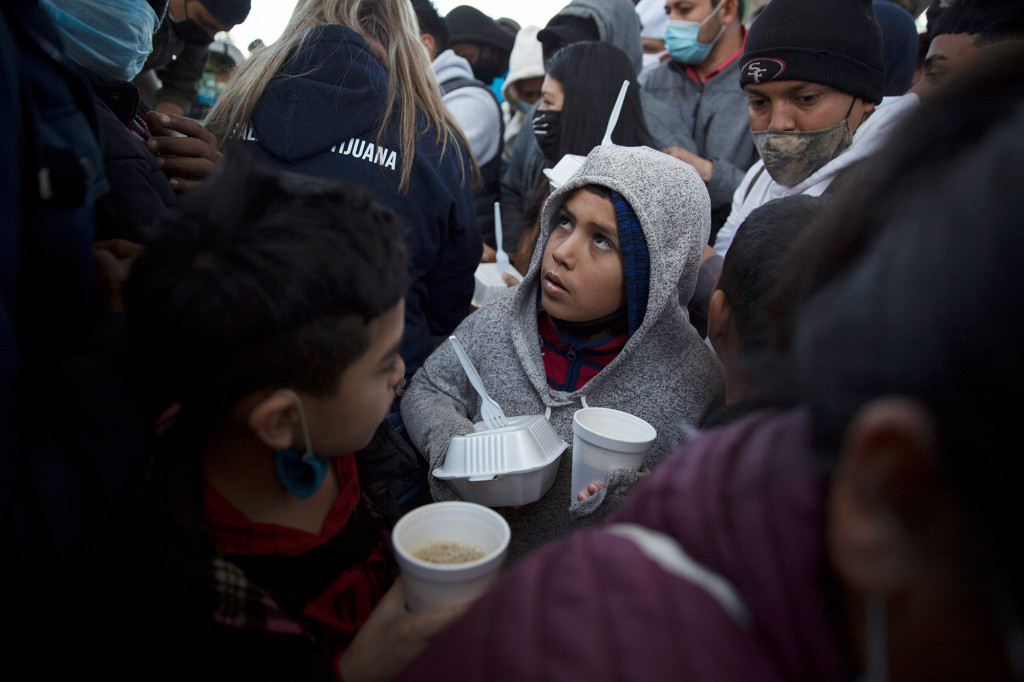 Más de 300 migrantes menores llegan cada día bajo la administración de Biden, según informes