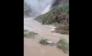 Tubería rota en Petare inunda las vías y desperdicia el agua #4Mar (VIDEO)