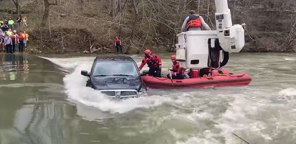 Rescataron a cinco personas de una camioneta atrapada en un arroyo en Tennessee (Video)
