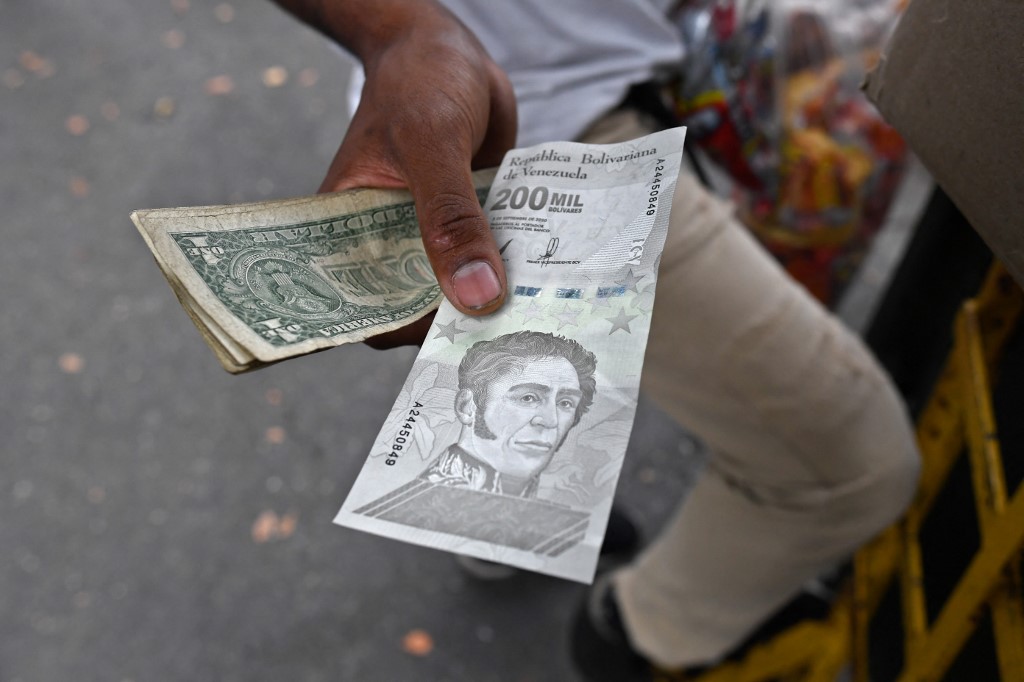 El nuevo “aumento” de salario mínimo tiene fecha de caducidad: ¿Cuándo su equivalente será inferior a un dólar?