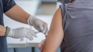Alemania vacuna contra el Covid-19 por primera vez a más de 600 mil personas en un día